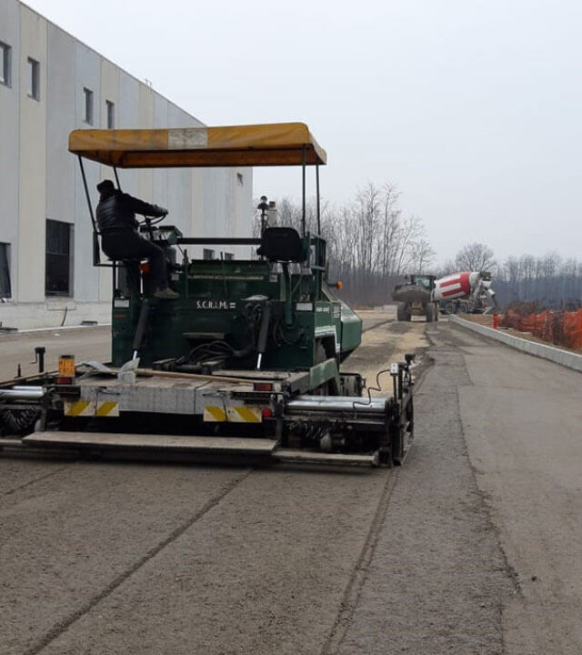 esecuzione di una rullatura e stesura di un manto stradale in area industriale