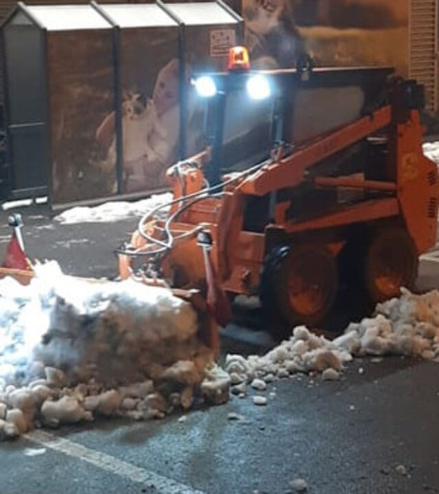 macchina spalaneve all'opera per pulizia di un parcheggio