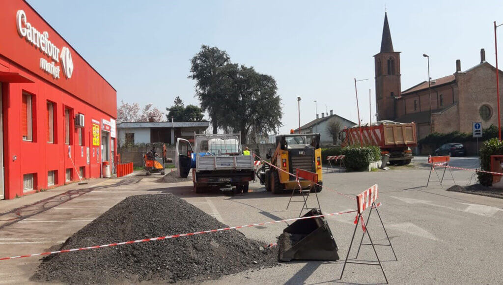 lavori al manto stradale di un parcheggio di un supermercato