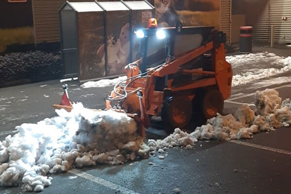 macchina spalaneve all'opera per pulizia di un parcheggio